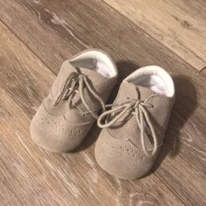 Carter’s fabric shoes 12-18 months EUC!